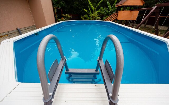 Gostevoy Dom U Yeleny Guest House