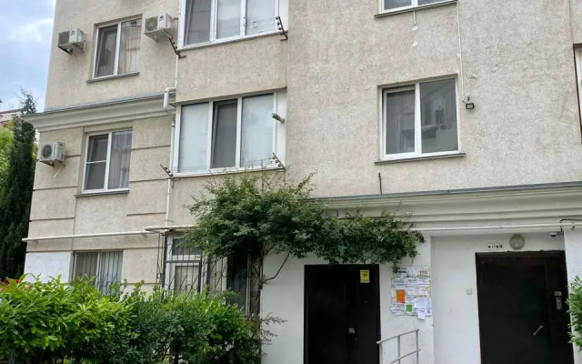 Ryadom S Dvumya Plyazhamii Flat