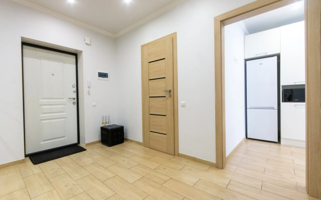 s shikarnym vidom na Verhnee ozero Flat