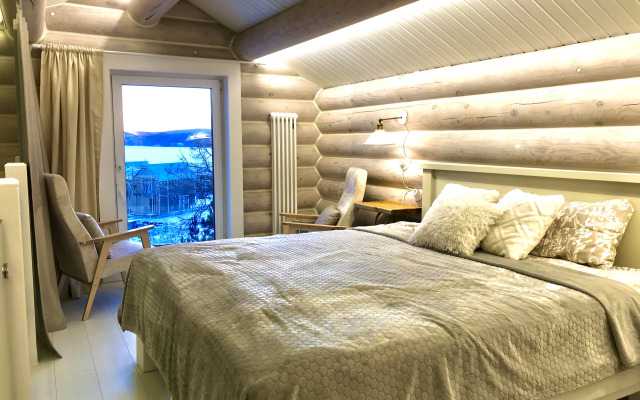Dom na skale s vidom na ozero Private house