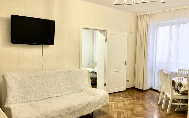 Uyutnaya Yevrodvushka U Metro Profsoyuznaya Flat