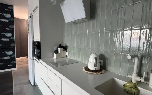 Dvukhkomnatnaya Vozle Morya, Mayak Flat