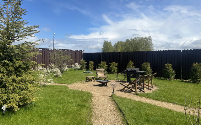 Uyutnyy dom s panoramnymi oknami s vykhodom na terrasu Private house