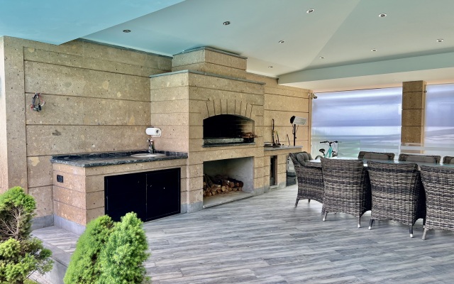 Luxury Villa With Pool and Jacuzzi