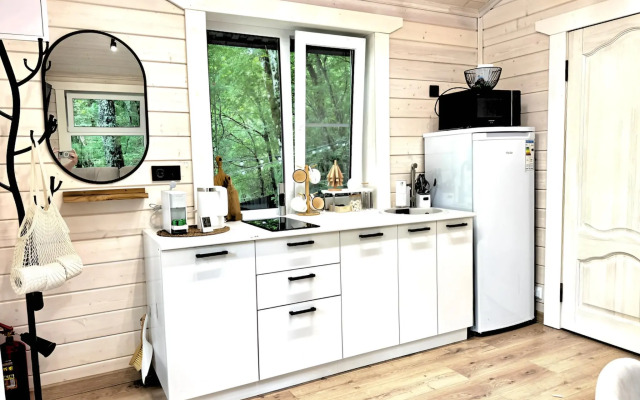 Частный дом с чаном в лесу