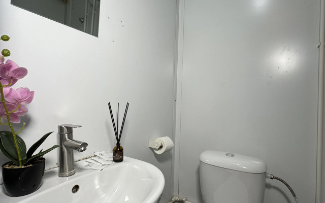 Samolet Guest House
