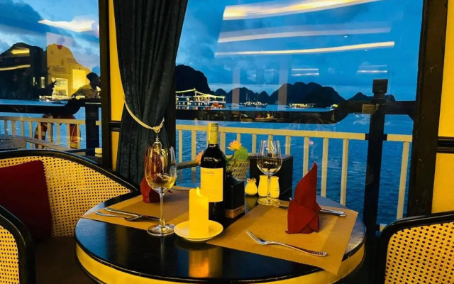 Verdure Lotus Luxury Cruise Hotel
