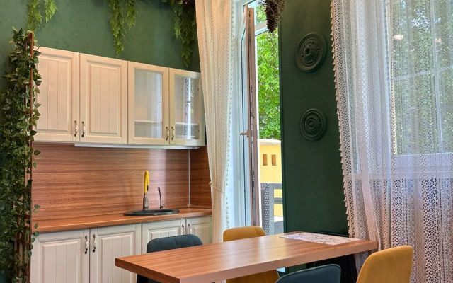 Tropicano Roskoshnye Dvukhkomnatnye s Shikarnoy Sobstvennoy Terrasoy Apartments