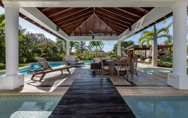 Luxury & Stunning Villa in Cocotal with Pool Villa