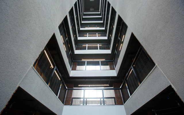 Mini-studiya v Centre s Kuhnej, Dushem i Bolshim Oknom Apartments