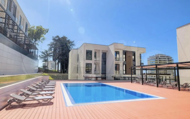 Belosnezhnaya Studiya U Morya S Lichnoy Terrasoy Apartments