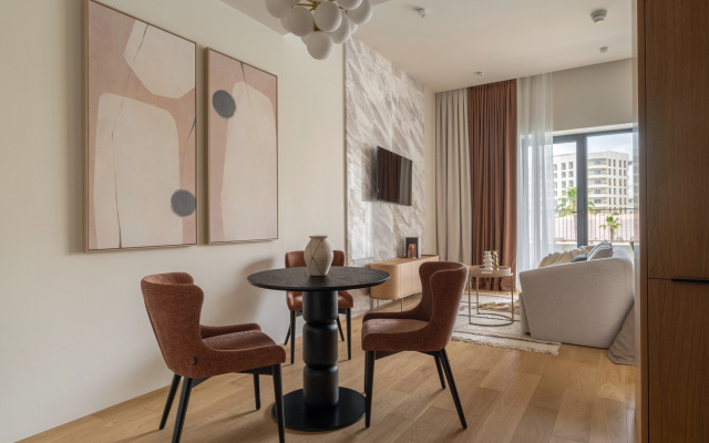 Dvukhmestnyye Marisol Amber s vidom na bassein Apartments