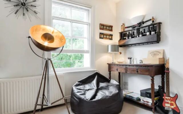 Stylish 2 Bed Sleeps 4 Apartments