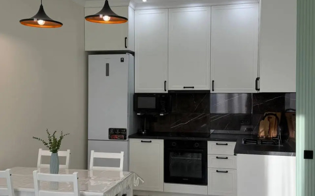 Svetlaya Uyutnaya Dvukhkomnatnaya Vozle Metro Flat