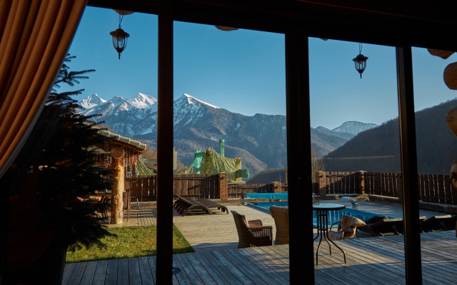 Kedr 760, 5 spalen, 12 gostej s Bassejnom i Banej Chalet