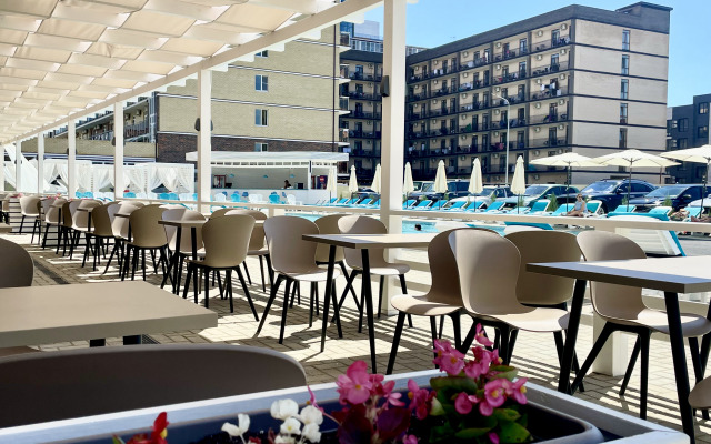 S basseynom u morya Apartment