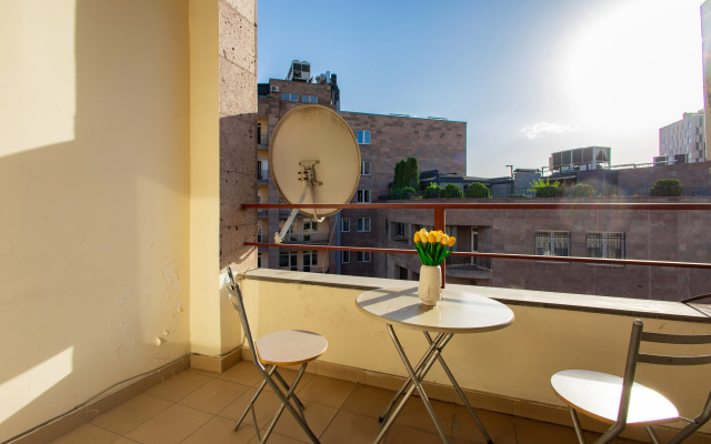 2-K v Novostroyke, Ulitsa In Yerevantsu, Hh399 Flat