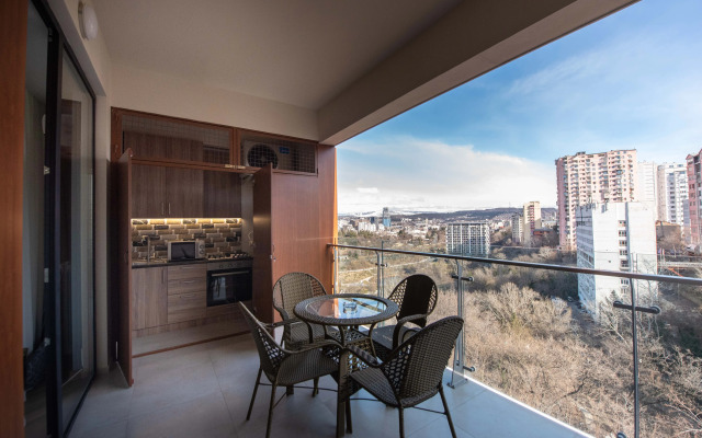S Prostornoy Terrasoy i Vidom na Park Apartments