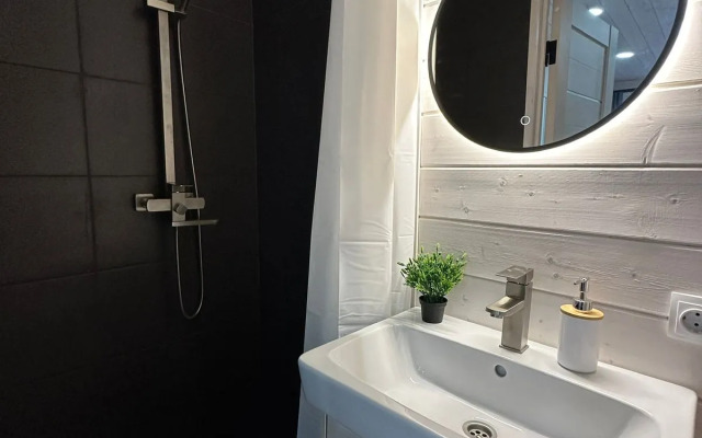 Частный дом в тихом районе города со своей парковкой