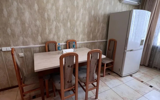 Shikarnaya Trekhkomnatnaya na Michurina Flat