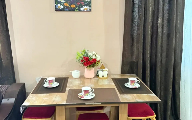 Evrodvushka S Vidom Na Goru Flat