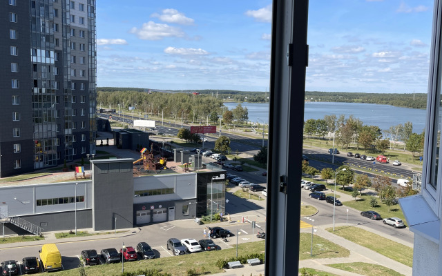 Uyutnaya kvartira s vidom na ozero Flat