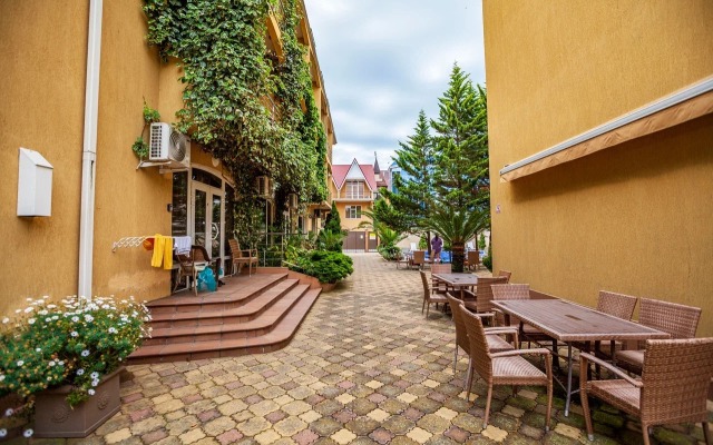 U Morya S Basseinom V ZhK Solnechnyij Apr42 Apartments