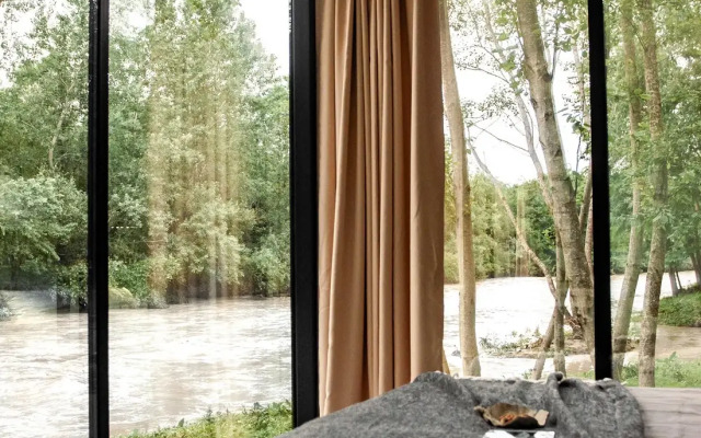 Na Beregu Reki S Privatnoy Terrasoy I Dzhakuzi Private House