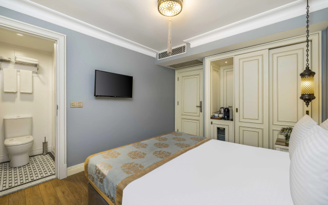 Raymond Old City Hotel