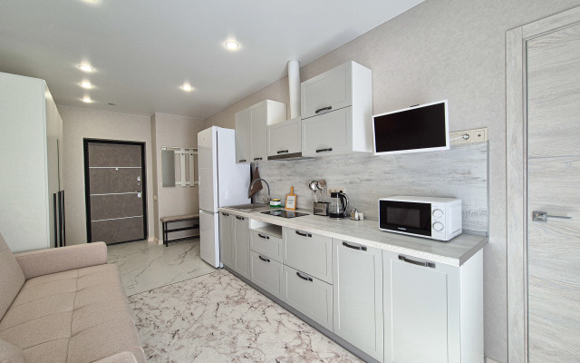 S Balkonom v Odnom iz Samykh Zelenykh Rayonov Sochi Flat