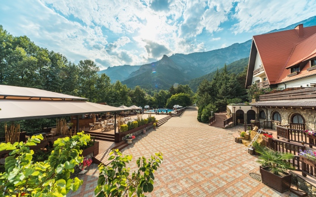 Kurortnyj otel' Polana Skazok