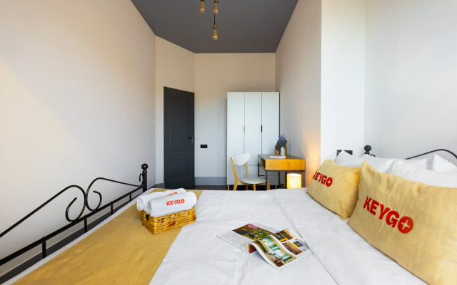 KeyGo #0132 1 Bedroom French Balcony Center Apartments