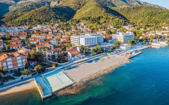 Carine Hotel Delfin