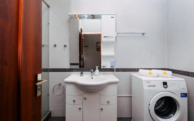 2-K v Novostroyke, Ulitsa Arama, Di480 Flat