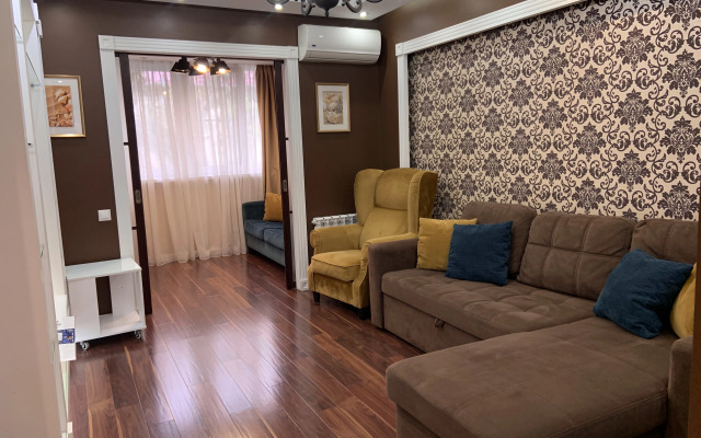 Квартира Уютная в Тихом Центре на Роз 65 10 Минут до Моря