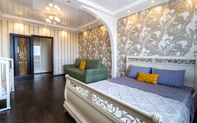 Квартира Просторная двухкомнатная недалеко от парка Галицкого