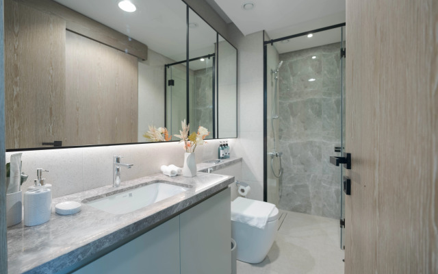 Апартаменты KeyRock Golf Gate | Stylish Retreat + Pool & Gym