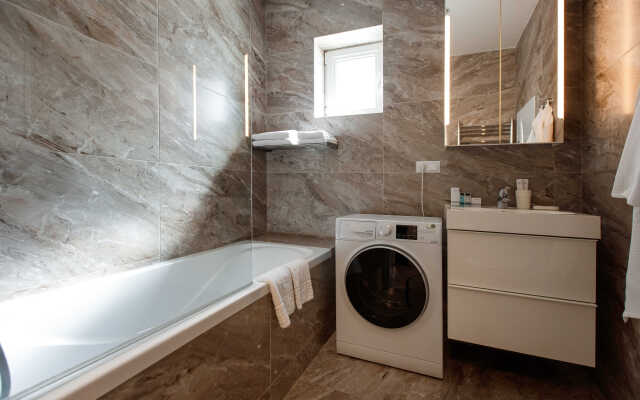 Komfort s otdelnoy spalney i balkonom Apartments