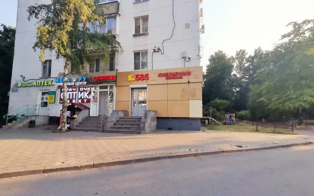U Metro Veteranov Flat