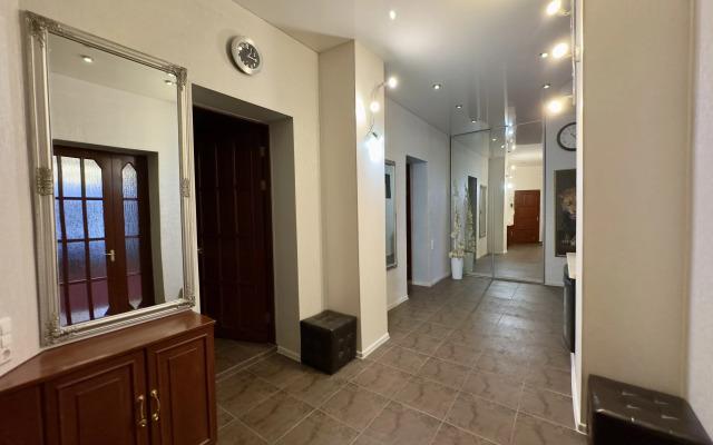 Bolshaya Dvukhkomnatnaya Na Lenina 18 Flat