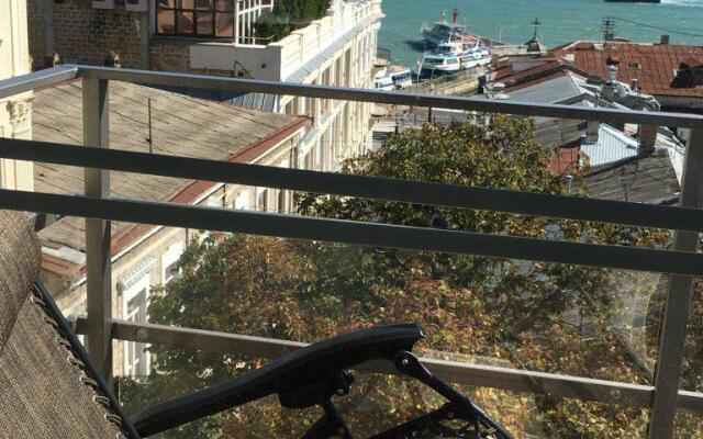 Executive Scenic Two-Room Apartment with Balconies on the Yalta Embankment
