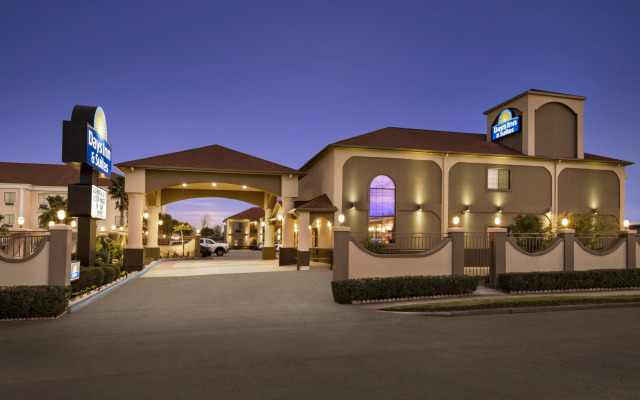 Days Inn & Suites by Wyndham Houston Hobby Airport