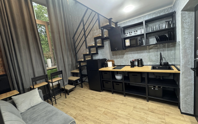 Dvukhurovnevaya studiya s dvumya sanuzlami v parke Apartments