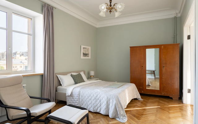 V Dome-Pamyatnike Arkhitektury Khkh Veka Flat