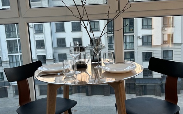 Stilnaya ot dizaynera u ozera Flat
