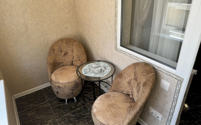 145 S Balkonom I Vitrazhnym Ostekleniem Flat