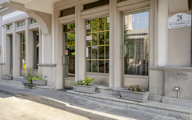 Piazza Hotel