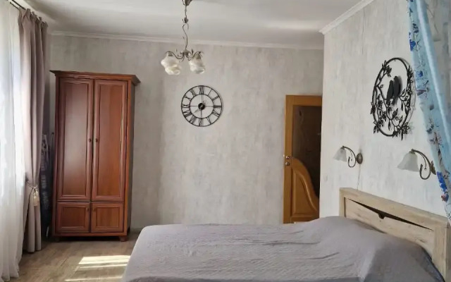 2-kh komn Solnechnaya storona per.Gruzinskiy Parkovka besplatno Flat