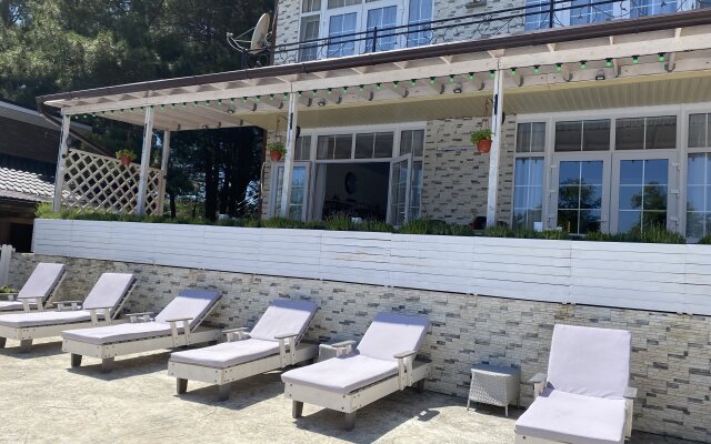 Cromwell White Hotel