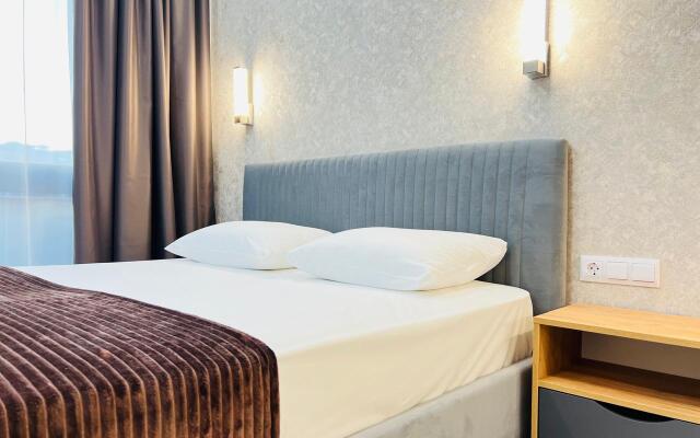 3kh mestnye apartamenty s balkonom i basseynom Apartments